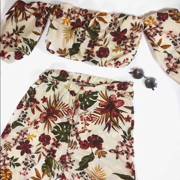 Two piece floral set with wide leg pants - Picture 3 of 3